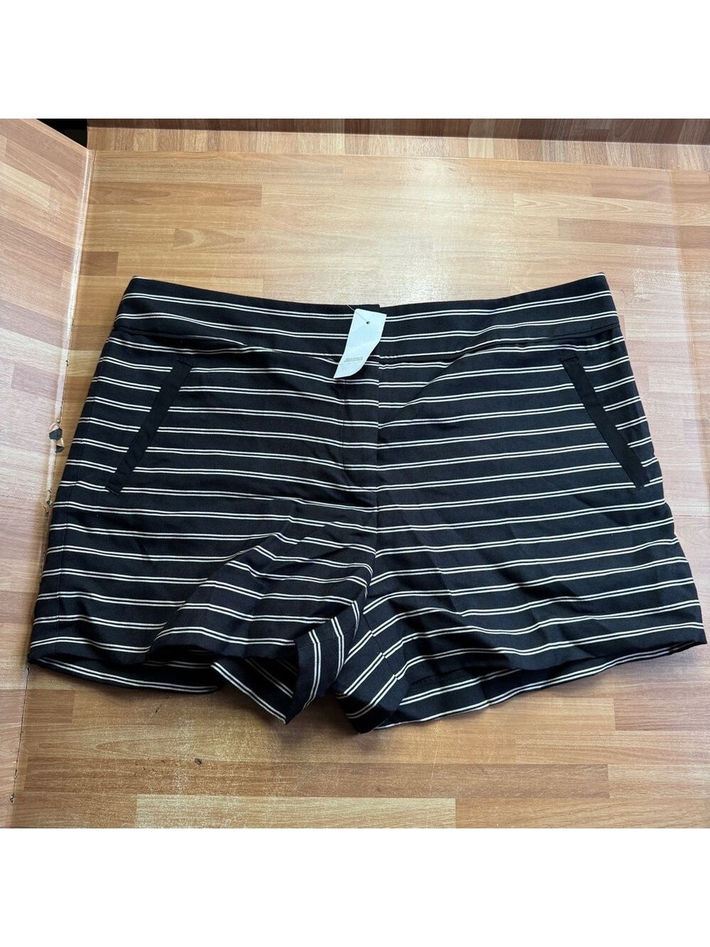 Ann Taylor Loft The Riviera black and white striped shorts.size 12 , nwt